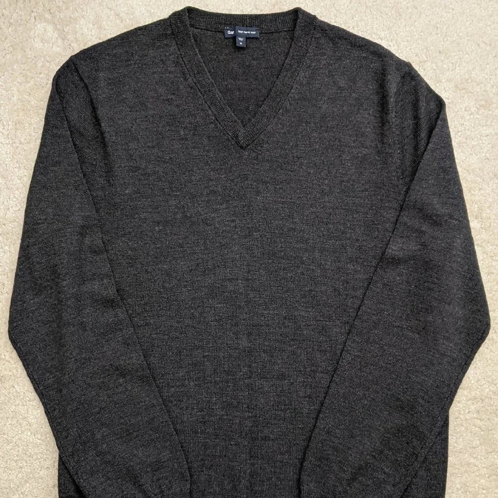 GAP Italian merino wool v-neck sweater gray medium